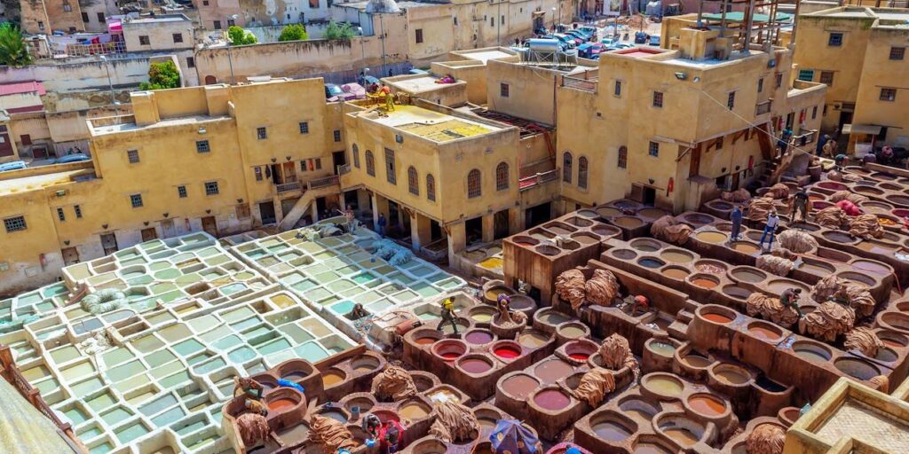 616034-1260×630-quartier-des-tanneurs-fes-maroc